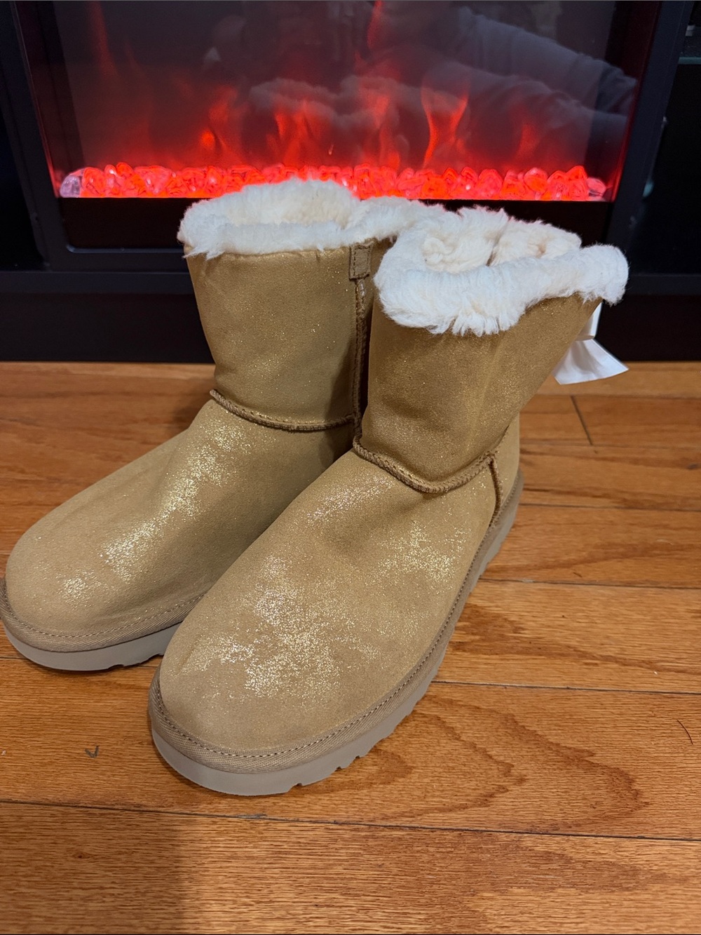 UGG Women's Short Winter Boots Chestnut with Cream Fur BRAND NEW WIT TAG, NO BOX